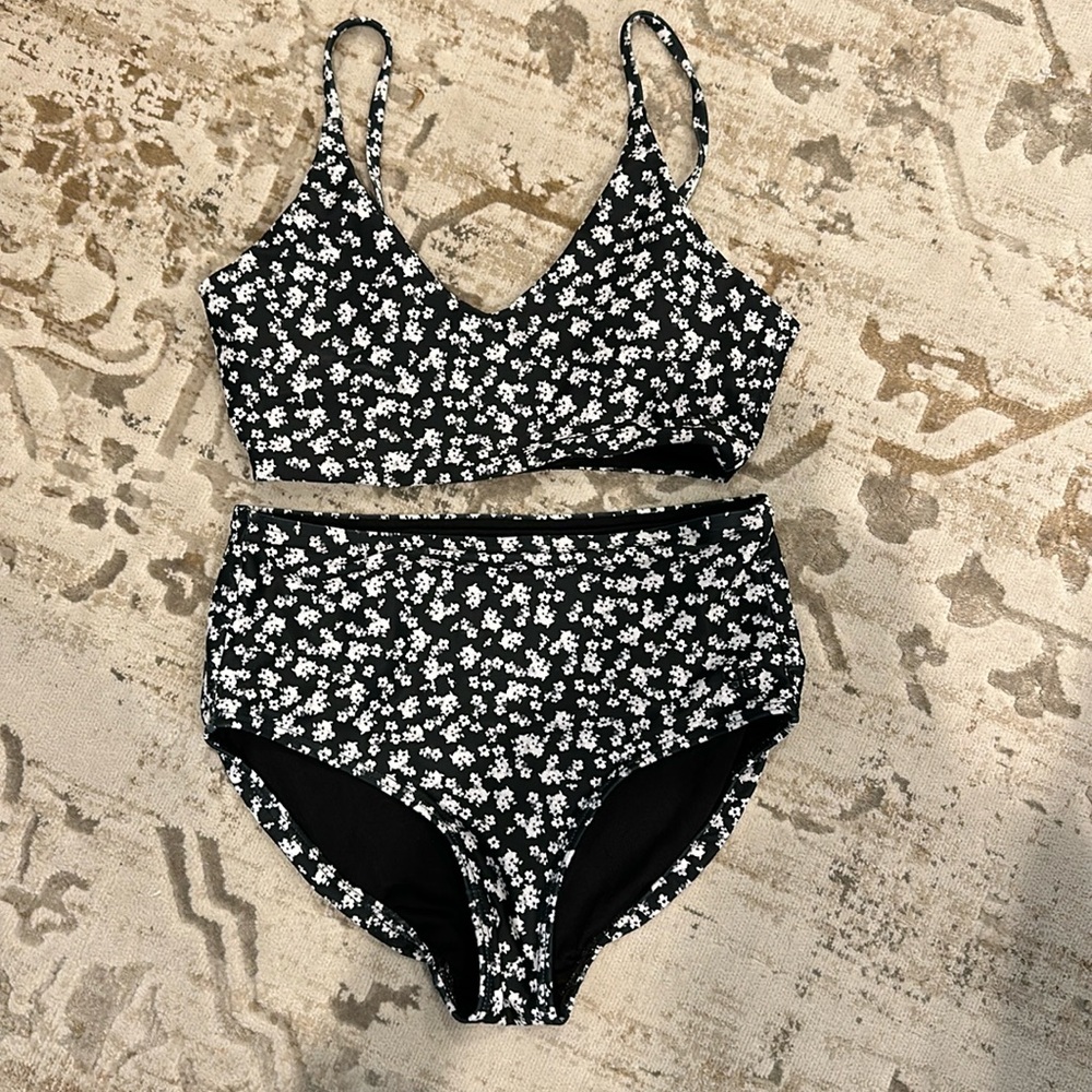 Albion Two Piece Set. Adjustable straps and removable padding. Sz XS